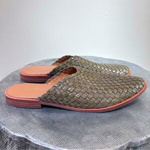Seychelles ~ new~Places-to go Hand Woven Olive Leather Mules Slides In Size 9